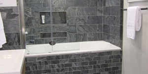 Натуральная плитка сланцевая в интерьере ванной комнаты фото RKS SLATE Сланец Silver Grey Natural