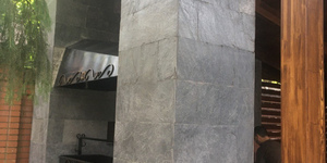 Отделка плиткой из камня уличной печи барбекю RKS SLATE Сланец Silver Grey Natural заказать