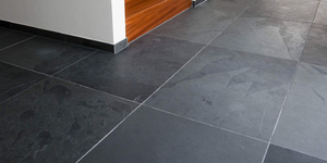 Насыщенная черная плитка для коридора, холла из камня RKS SLATE Сланец Brazil Black Natural не скользит (3)