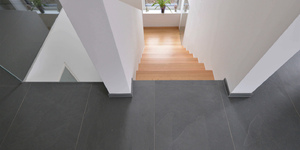 Насыщенная черная плитка для коридора, холла из камня RKS SLATE Сланец Brazil Black Natural не скользит (6)