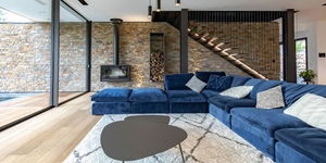 Лестница в отделке стены камнем 3D панели RKS SLATE  Кварцит Biege Quartz Country фото