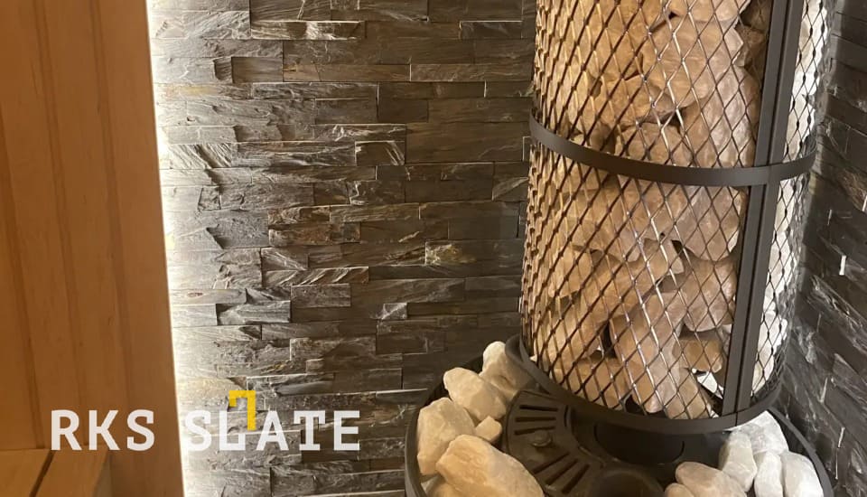 3D-панели из природного сланца мультиколор Rustic Rockface в интерьере бани за печкой