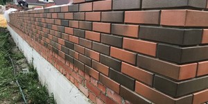 Кирпич облицовочный ЛСР Красный Флэшинг процесс кладки фасада (3)