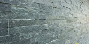 Отделка стены 3D панелью из натурального камня Кварцит Black Quartz Classic от бренда RKS SLATE акцентная стена в интерьере, гостиной, офисе (4)