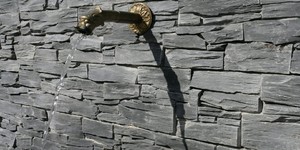 Черный натуральный камень в интерьере фото идеи 3D панели RKS SLATE Сланец Black Slate Country (7)