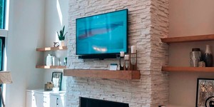 Отделка фасада камина из каменной 3D панели RKS SLATE Кварцит White Quartz Classic фото готового камина (10)