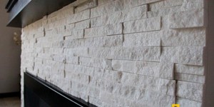 Отделка фасада камина из каменной 3D панели RKS SLATE Кварцит White Quartz Classic фото готового камина (16)