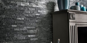 Фасад камина облицованный 3D панелями из натурального камня Кварцит Black Quartz Classic от бренда RKS SLATE смотреть фото результата (1)