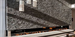 Фасад камина облицованный 3D панелями из натурального камня Кварцит Black Quartz Classic от бренда RKS SLATE смотреть фото результата (5)