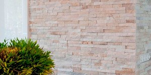 3D панели из натурального камня Кварцит Beige Quartz Classic от бренда  RKS SLATE фото готовой отделки стены камнем на кухне (2)