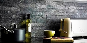 Кухонный фартук 3D панели из натурального камня Кварцит Black Quartz Classic от бренда RKS SLATE фото готовой кухни (1)