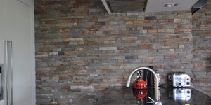 Фартук и стены в кухне из 3D мозаики из камня RKS SLATE Сланец Rusty Slate Rockface заказать (2)