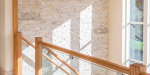 3D панели из натурального камня Кварцит Beige Quartz Classic от бренда  RKS SLATE каменная стена у лестницы в доме фото (1)