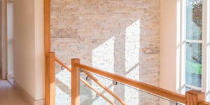 3D панели из натурального камня Кварцит Beige Quartz Classic от бренда  RKS SLATE каменная стена у лестницы в доме фото (2)