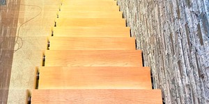 Каменная стена за лестницей фото 3D панели Мрамор RKS Slate Woody Grey Classic заказать облицовочный камень для стен (4)
