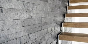 Каменная стена у лестницы заказать 3D панели RKS SLATE Сланец Silver Grey Natural (3)