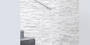 Каменная стена у лестницы фото 3D панели RKS SLATE Кварцит White Quartz Modern купить (1)