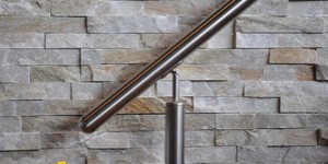 Отделка натуральным камнем стены у лестницы 3D панели RKS SLATE Сланец Beige Slate Classic фото (2)