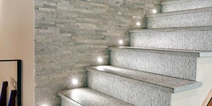 Стена за лестницей из природного камня 3D панели RKS SLATE Кварцит Grey Slate Classic фото (1)