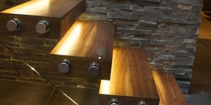 Стена из камня за лестницей фото 3D панели RKS SLATE Сланец Black Slate (2)
