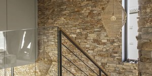Стена из камня у лестницы на второй этаж 3D панели RKS SLATE Кварцит Multi Quartz Country фото (3)