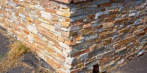 Каменный цоколь и подпорные стены фото проекта 3D панели RKS SLATE  Кварцит Biege Quartz Country заказать облицовочный камень онлайн (6)
