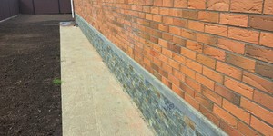 Каменный цоколь у дома фото 3D панели RKS SLATE Сланец Dark Multicolor Modern (3)