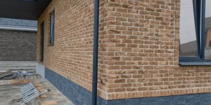 Цоколь дома облицованный черной каменной мозаикой фото 3D панели RKS SLATE Сланец Matt Black Slate Modern заказать (2)