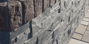 Цоколь дома облицованный черной каменной мозаикой фото 3D панели RKS SLATE Сланец Matt Black Slate Modern заказать (4)