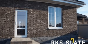 Цоколь дома облицованный черной каменной мозаикой фото 3D панели RKS SLATE Сланец Matt Black Slate Modern заказать (6)