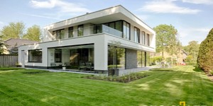 Цоколь облицованный 3D панелями из натурального камня Кварцит Black Quartz Classic от бренда RKS SLATE фото готового дома смотреть (3)