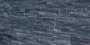 Цоколь облицованный 3D панелями из натурального камня Кварцит Black Quartz Classic от бренда RKS SLATE фото готового дома смотреть (6)
