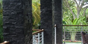 Черные каменные цоколь, подпорные стены и колонны фото 3D панели RKS SLATE Сланец Black Quartz Modern (2)