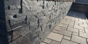 Черный цоколь дома облицованный натуральным камнем 3D панели RKS SLATE Сланец Black Slate Modern фото (6)