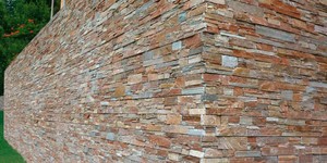 Каменный цоколь и подпорные стены фото проекта 3D панели RKS SLATE  Кварцит Biege Quartz Country заказать облицовочный камень онлайн (11)