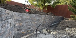 Подпорные каменные стены в ландшафте фото 3D панели RKS SLATE Сланец Rustic Rockface заказать с доставкой