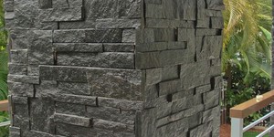 Черные каменные цоколь, подпорные стены и колонны фото 3D панели RKS SLATE Сланец Black Quartz Modern (3)