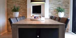 Акцентная стена в гостиной из камня 3D панели RKS SLATE Сланец Beige Slate Classic купить натуральный камень в РКС Клинкер (1)