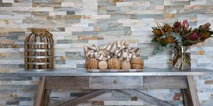Акцентная стена в гостиной из камня 3D панели RKS SLATE Сланец Beige Slate Classic фото (13)