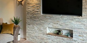 Акцентная стена в гостиной из камня 3D панели RKS SLATE Сланец Beige Slate Classic фото (17)