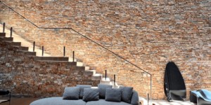Каменная стена в интерьере из 3D панели RKS SLATE  Кварцит Biege Quartz Country фото интерьера, купить камень с доставкой в РКС Клинкер (3)