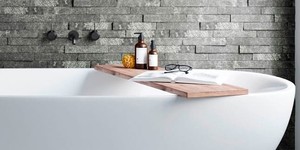 Отделка стены в ванной комнате 3D панелями из натурального камня Кварцит Black Quartz Classic от бренда RKS SLATE фото ремонта (3)