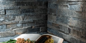 Плитка из камня на стенах в интерьере фото 3D панели RKS SLATE Кварцит Silver Shine Natural