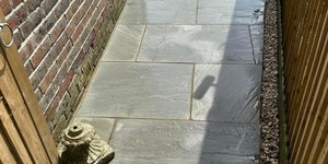 Дорожки у дома из натуральной каменной плитки из песчаника RKS SLATE Belgian Grey фото готовых объектов (8)