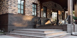 Фото объекта. Цоколь и крыльцо в отделке Гранитной плиткой Дымовская. Купить с доставкой (1)